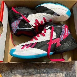 Girls' Little Kids' adidas x Marvel D.O.N. Issue #4 Spider-Gwen Basketball Shoes